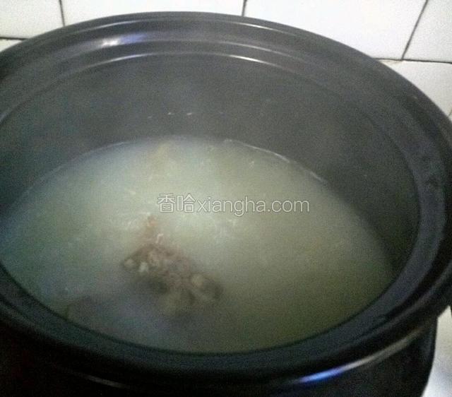 锅里骨头熬制成乳白色，