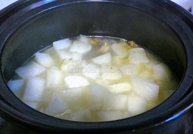 在放上盐，自制的鸡精在煮5分钟左右就可以关火了