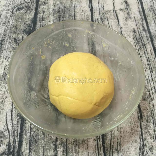 搅拌均匀揉成光滑的面团。
注意：不要太湿，要干一点点。
