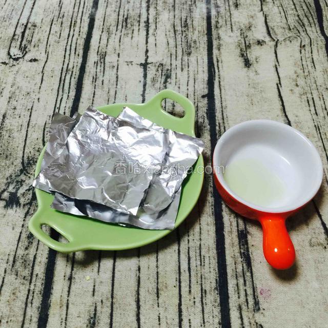 提前剪好锡纸垫底，家里没有蒸包垫，用这个代替也可以。
准备一点点橄榄油，抹在锡纸上，比较容易撕开。