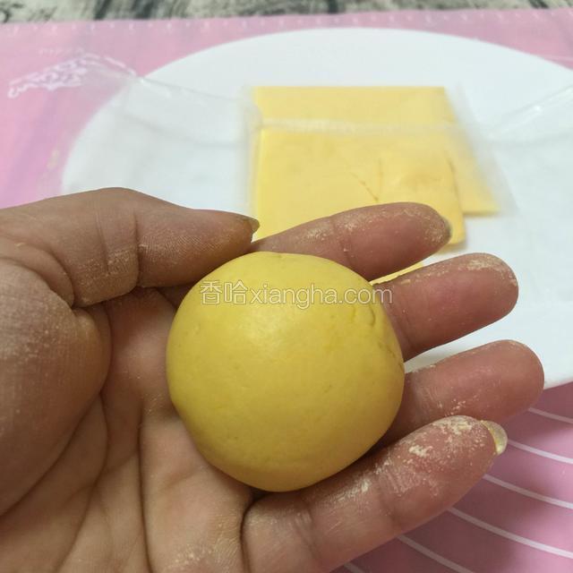 包好馅，再搓成光滑圆团。
尽量搓圆鼓些，压痕和蒸时会塌一点点。