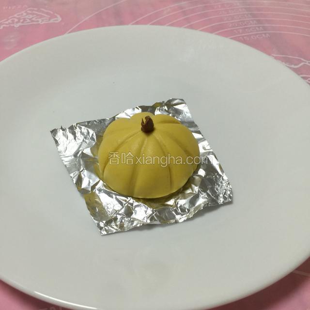 煎一点红枣皮做瓜蒂，点缀一下，这样一个小南瓜就做好了。
这里是方便给友友们看，实际操作是把小南瓜都做好，再点缀瓜蒂，这样速度更快。
PS：南瓜蒂也可以用葡萄干或蔓越莓。