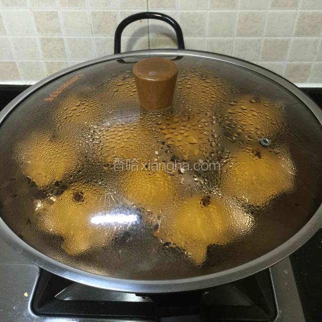 锅里水烧开后，把小南瓜放进锅里蒸，一开始大火蒸2分钟后调中火。
大约蒸15分钟就可以了。