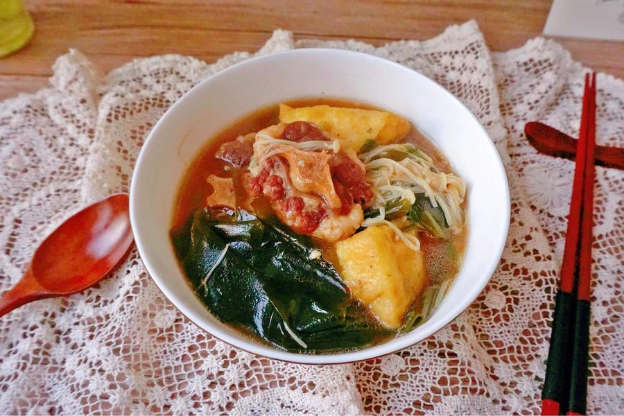 牛尾裙带金针菇豆泡汤