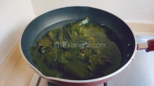 洗净裙带入锅煮二十分钟，再次冲洗干净备用
