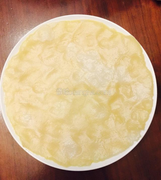 糯米粉加水，揉成不粘手的面团。
取一平盘，表面抹油，面团平铺于上，大火蒸20分钟。