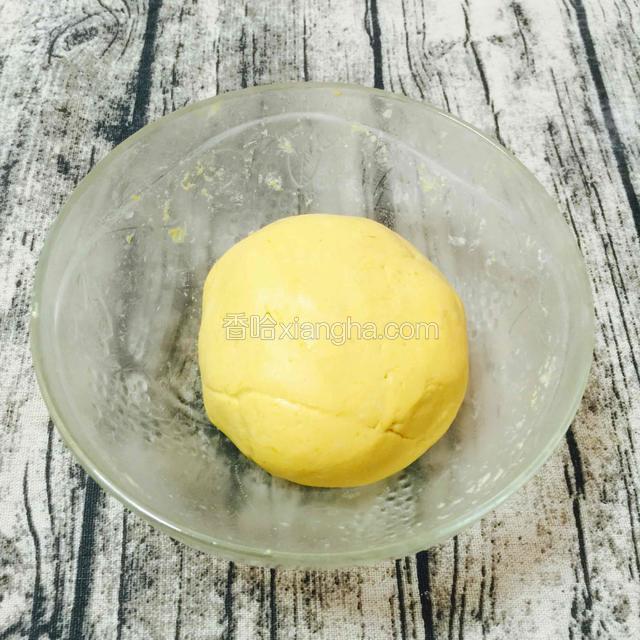 所有材料和成均匀光滑面团，干湿适中，不会粘手就好。

