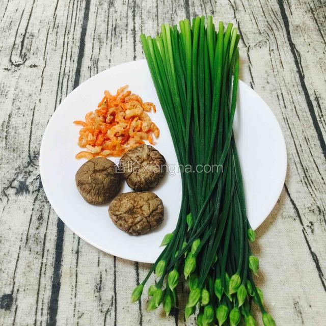 准备食材
韭菜花，冬菇，虾米