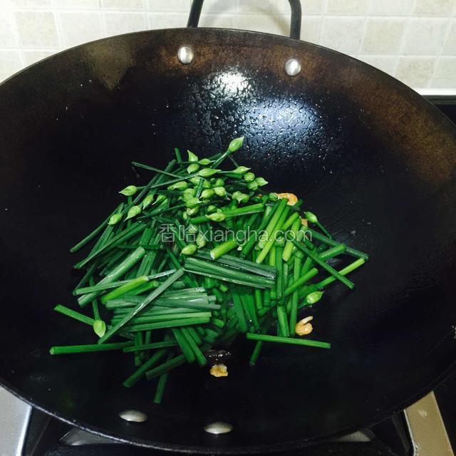 开大火，把韭菜花倒进炒锅，
加进一点点水，迅速翻炒均匀。
加一点点水，这样才不会太干，
才能炒的又嫩又快熟。