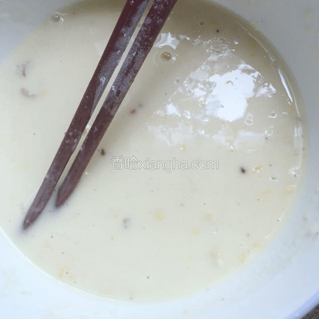 鸡蛋面粉，泡打粉，加水，搅拌稍微粘稠，