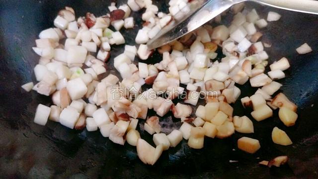 过一会儿杏鲍菇的表面会出一点点的水。