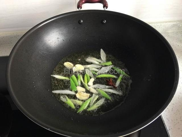 锅倒油烧热放入葱，蒜，八角炒香。