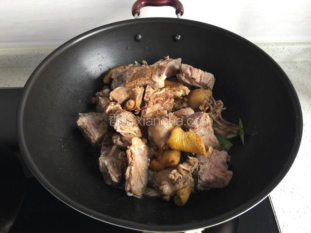 倒入脊骨和鸡肉翻炒一会。