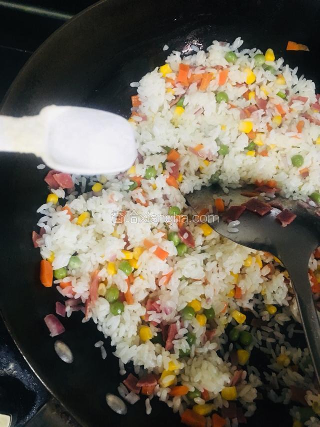 翻炒均匀后加入适量的盐