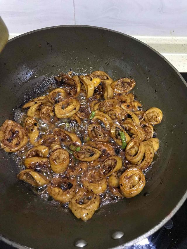 翻炒均匀加入盐鸡粉