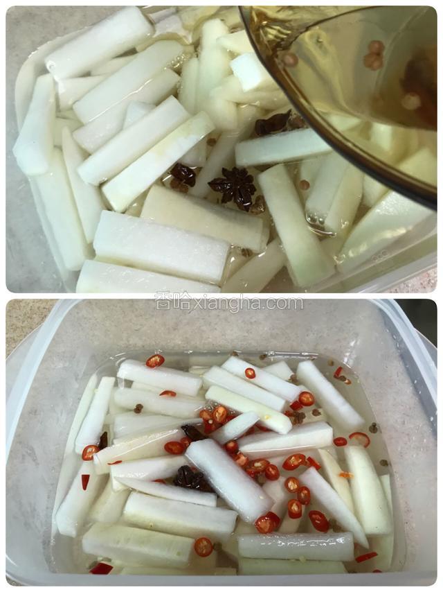 汁水晾凉后倒入萝卜条中，加入小米辣和白醋，并再加一大勺盐，拌匀并密封放入冰箱，2-3天左右就可以食用了。
