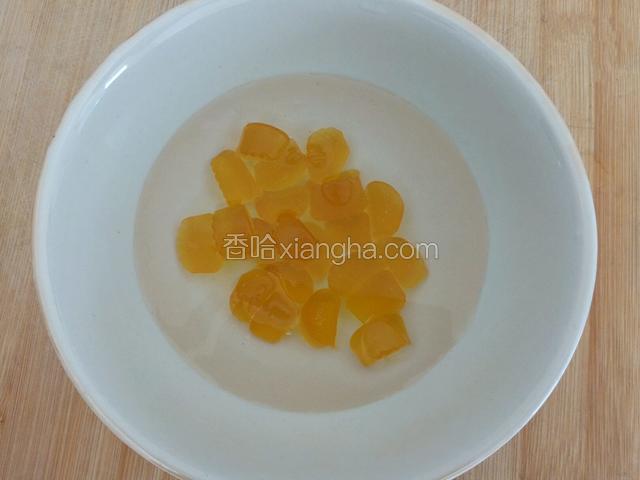 加入适量的水，可以保证溶化后呈粘稠状态