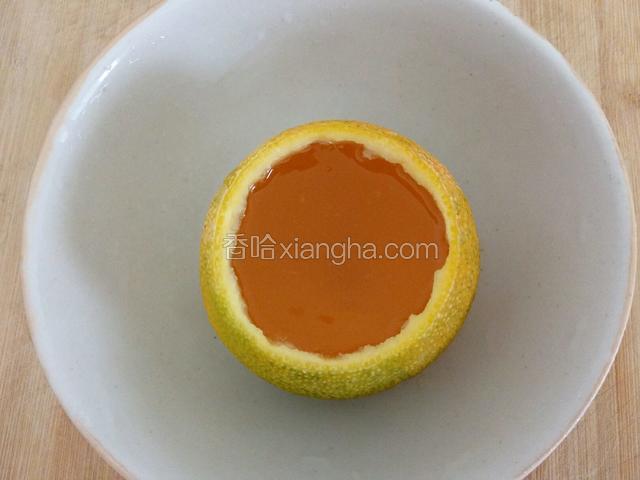 把冷却的QQ糖水倒入到橙子碗中，盖上橙皮盖