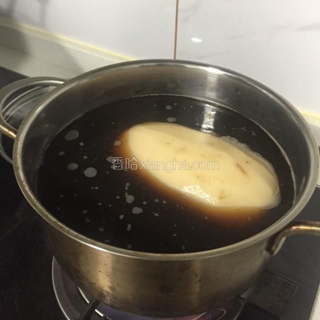 把红糖冰糖倒入锅中，添水末过藕节大部分。