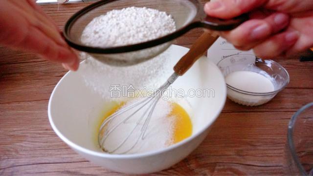 面粉过筛与淡奶油交替加入蛋糊中