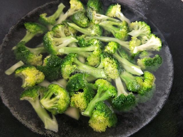 烧一锅开水，将浸泡好的西兰花焯开水
不用煮太久，水开就好