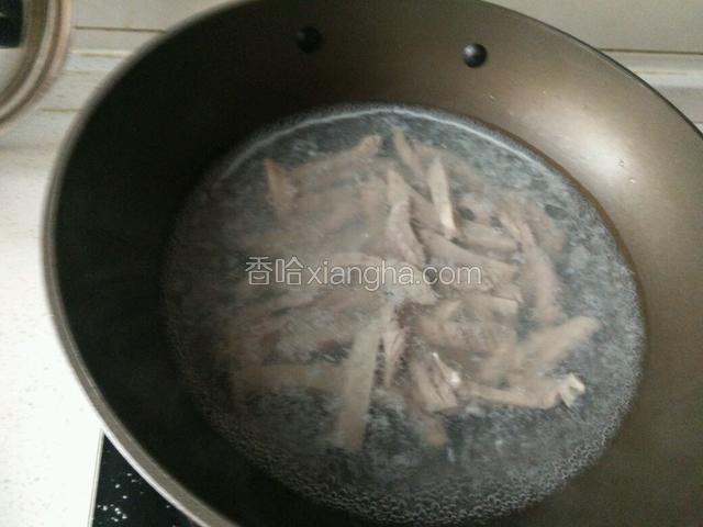 水烧开将猪腰用沸水焯水，一分钟捞出。