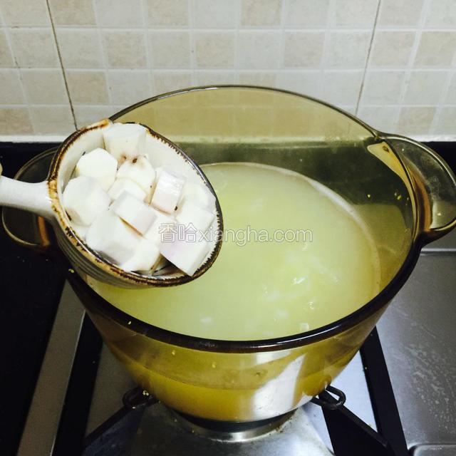 接着加进山药一起煲煮，用勺子搅拌均匀。大火煮开后调中小火
ps：小米和山药是同步煮的。方便看，拍二个图片。