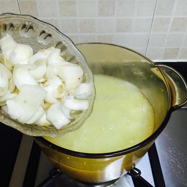 煲至锅里的大米小米熟透，
最后再加进百合，煲煮3~4分钟，百合熟透，就可以了。