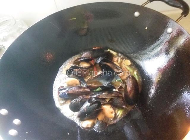 油锅烧开，下姜葱爆香，放白酒，下贻贝翻炒，掺点水，
水烧干下红椒，