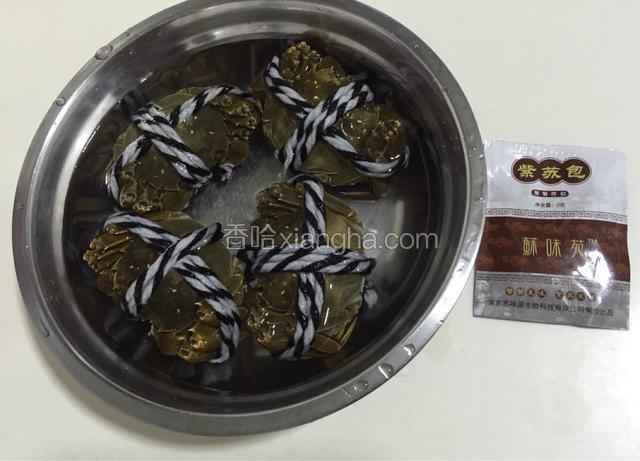把大闸蟹放入淡盐水中浸泡吐出泥沙，再用牙刷刷洗干净，再用清水冲洗干净，准备紫苏包
