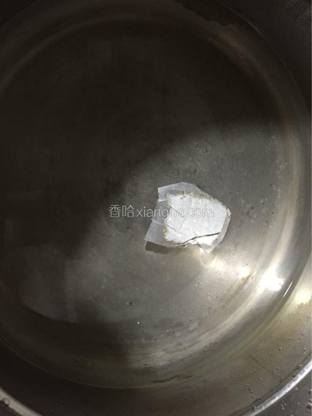 蒸锅倒入清水，放入紫苏包