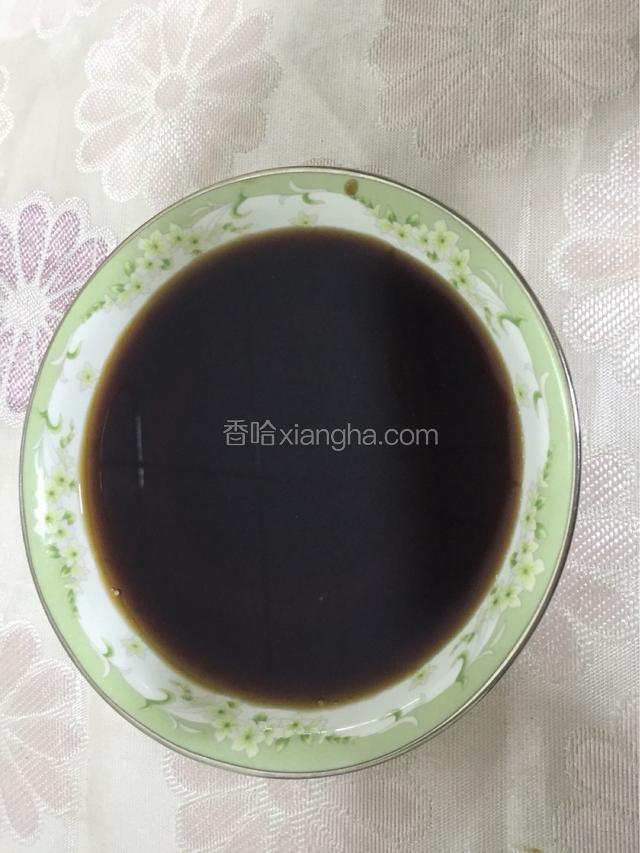把醋倒入碟子里