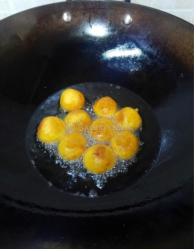 再用筷子辅助，迅速轻手翻面，炸至南瓜球浮起，整个变金黄色就可以了熄火，捞起控油，装盘食用了。
注意：一定要中小火煎炸，南瓜球才会熟透又不会炸焦，卖相才佳。
