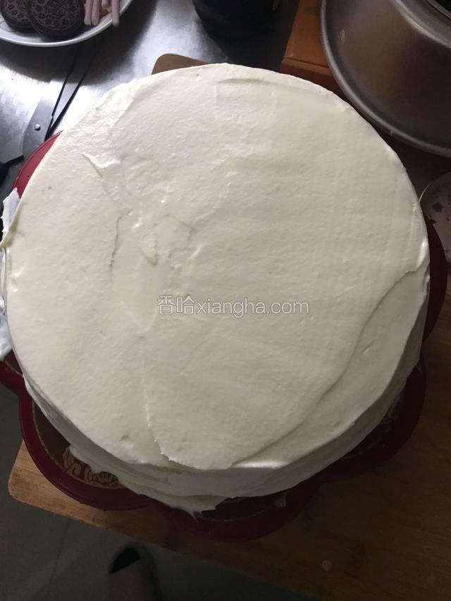 把蛋糕放在裱花台上，打发好的奶油用抹刀均匀的抺在蛋糕上（抺到这程度我己经尽力了）放冰箱冷藏备用，这时可以融化巧克力了。