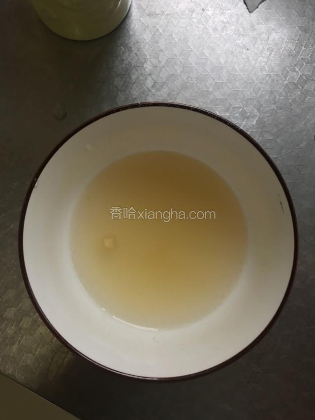 吉利丁粉加少量水，开水锅隔水融化开后备用（晾到大概30度）