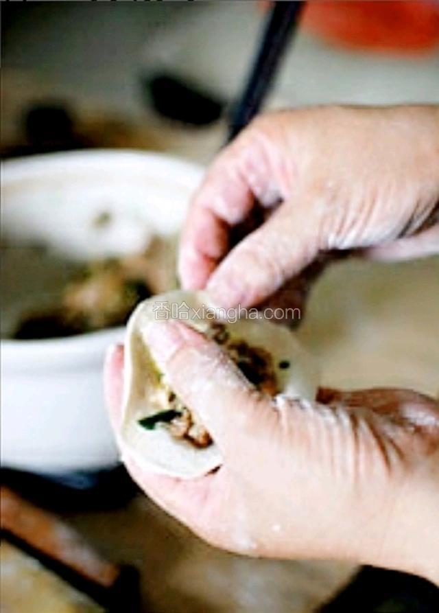 皮中间放入包子馅开始包包子（不着急慢慢来能包出漂亮的包子）