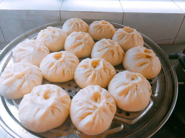 笼屉上用刷子刷上菜油，包子一个个摆放好，每个包子之间间隔半个拳头的距离哦，以免包子发了粘连在一起哦！一笼包子蒸20分钟就可以出锅了！要看好时间哦