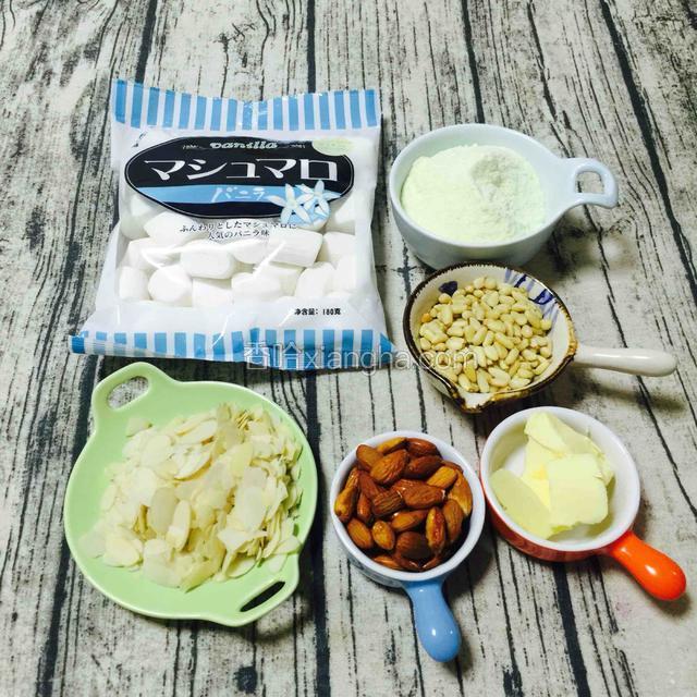 准备食材
棉花糖，德运奶粉，松子仁，杏仁片，巴坦木，安佳黄油。依次称好（用量见材料表）