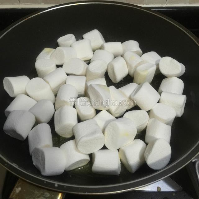 黄油全部融化后，倒进棉花糖，
开小火