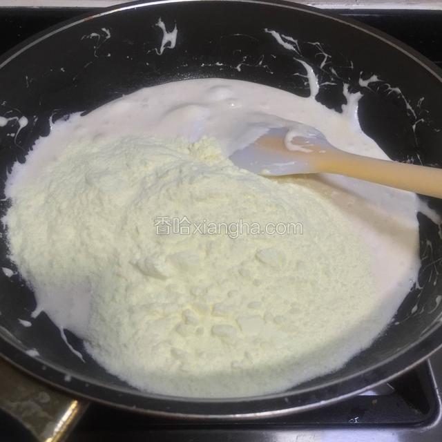 再倒进提前称好的奶粉，搅拌均匀。
本菜谱用的是德运奶粉，100克。