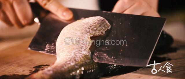 鲜鲈鱼或鲤鱼，将腹背部鱼肉片下，切为薄片