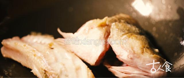 鱼头、鱼骨入薄油两面煎黄，加入滚水熬煮至鱼汤呈白色，加入两片姜片和少许盐调