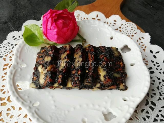 1正确服用阿胶膏的方法是每天吃三到五片，不可多食。
冬季节需连续服用，总量在1000克-2000克之间，常年坚持效果最佳。