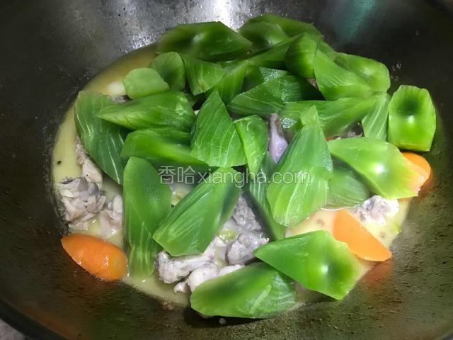 放入青笋继续焖煮10分钟左右。