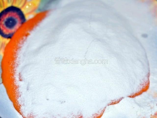 放少许面粉，大概就是一小碗的面粉，因为柿子本身带有甜味，所以不用再额外放糖了，
