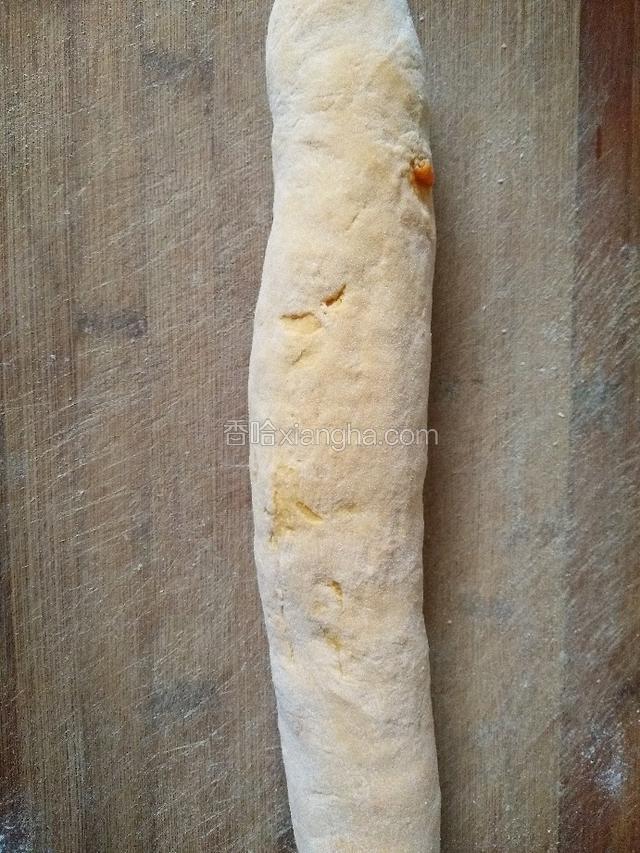 然后将面团揉成像包饺子一样的面剂子，