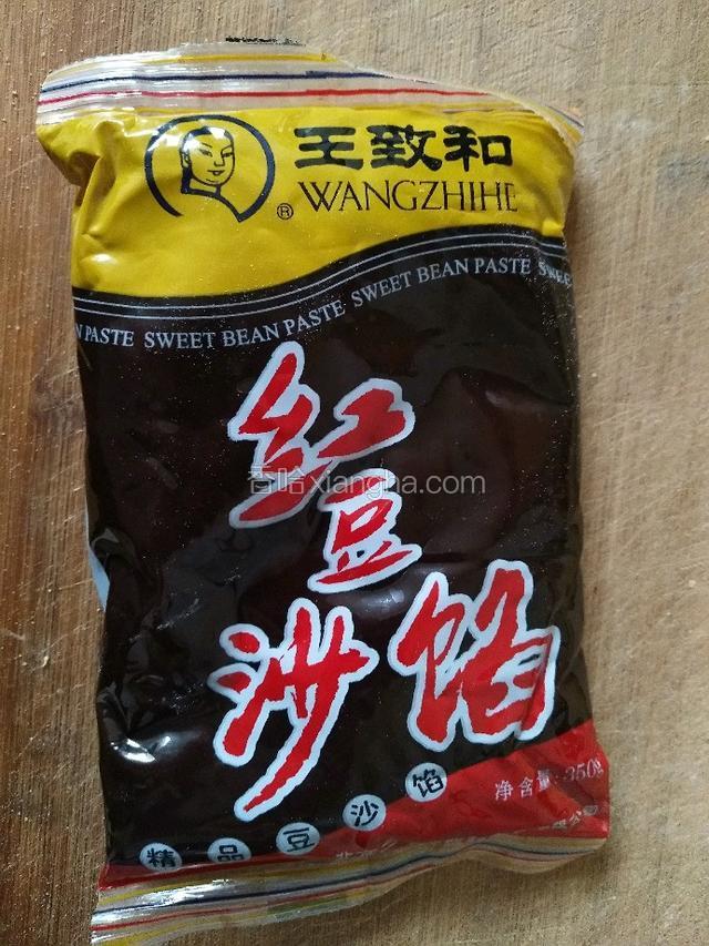 准备一包豆沙馅，也可以是自己做的，