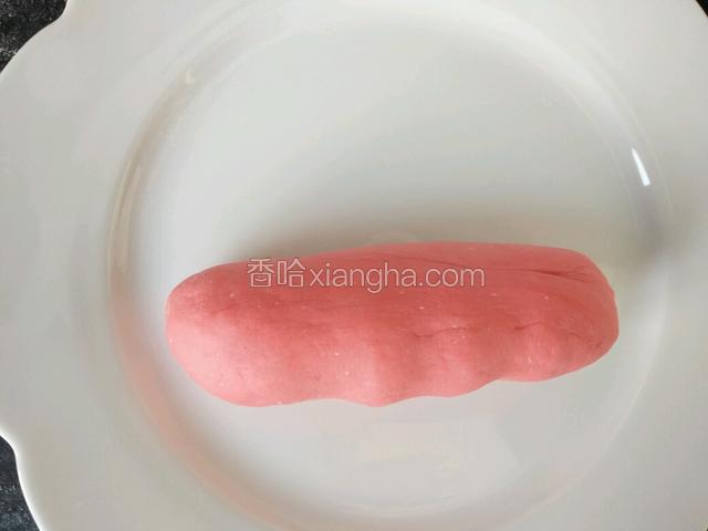 醒发好面团的内部组织呈蜂窝状，是原来体积的两倍大，就可以再次揉匀排气搓条。