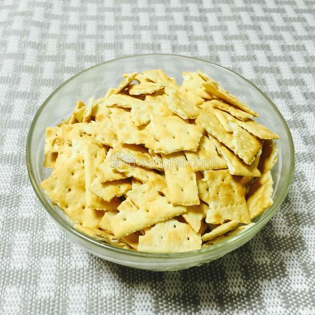 苏打饼干掰小块，
雪花酥的原版本，是选用台湾小奇福饼干。据说比较硬脆，下次再网购来试试对比下。
家里没这饼干，用嘉顿芝麻苏打饼干代替，口感也不错。
但需要注意一下：塑成饼状时，要轻压，不能用力。不然饼干都碎成粉，影响口感