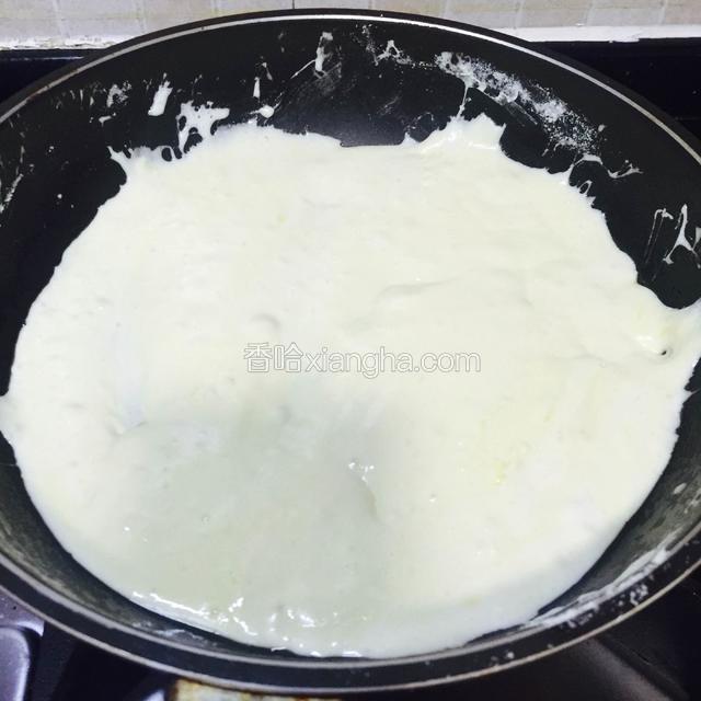搅拌均匀后，尽量把糖酱摊开，
这样可以把坚果仁和饼干更多接触粘住糖。

